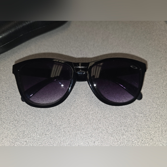 Oakley Beautiful Black Women's Sunglasses w/ Purple Lenses, Excellent Condition! - Picture 1 of 11